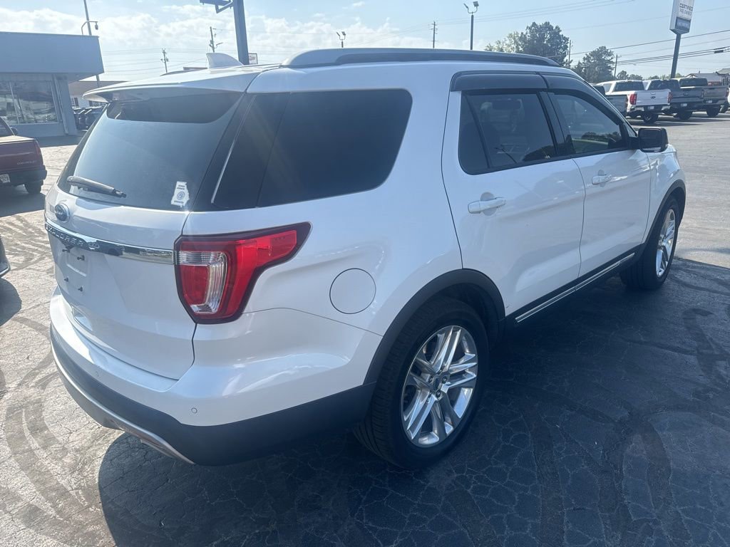 Used 2017 Ford Explorer XLT w/ Equipment Group 202A image 3