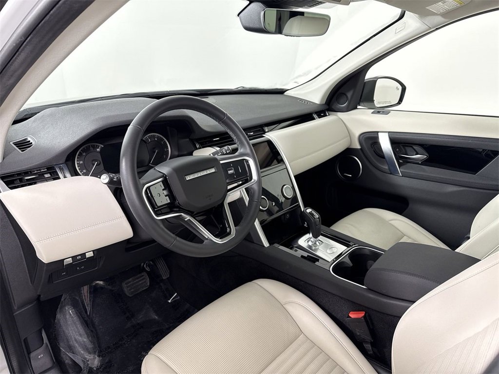 Used 2023 Land Rover Discovery Sport SE image 4