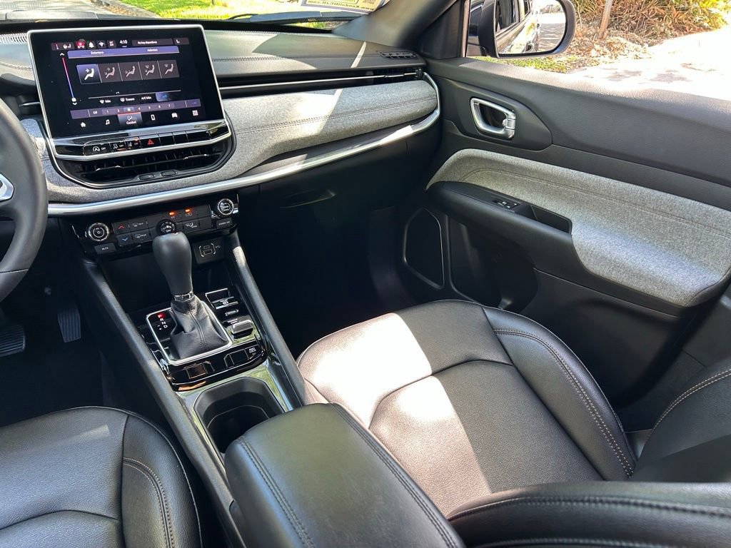 Used 2024 Jeep Compass Latitude image 12