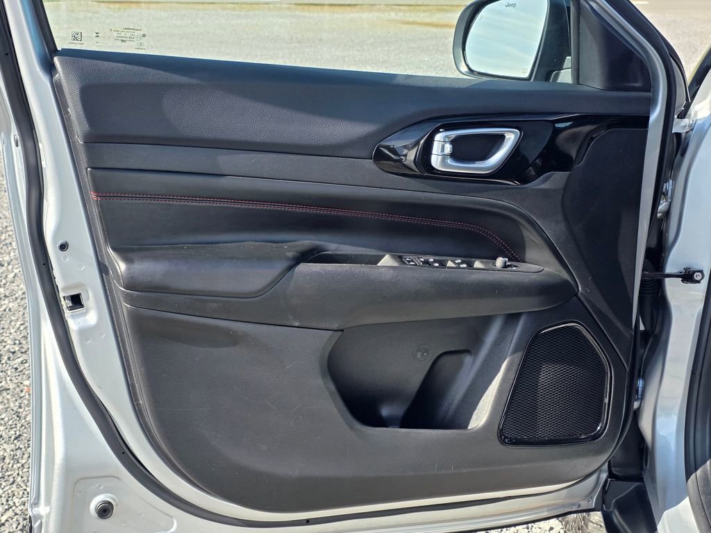 Used 2025 Jeep Compass Trailhawk image 12