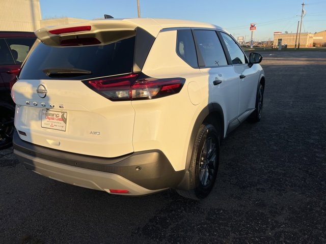 Used 2023 Nissan Rogue S image 6
