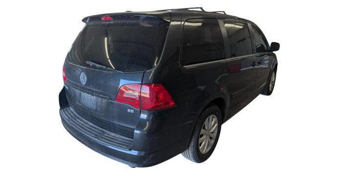 Used 2013 Volkswagen Routan SE FWD image 5