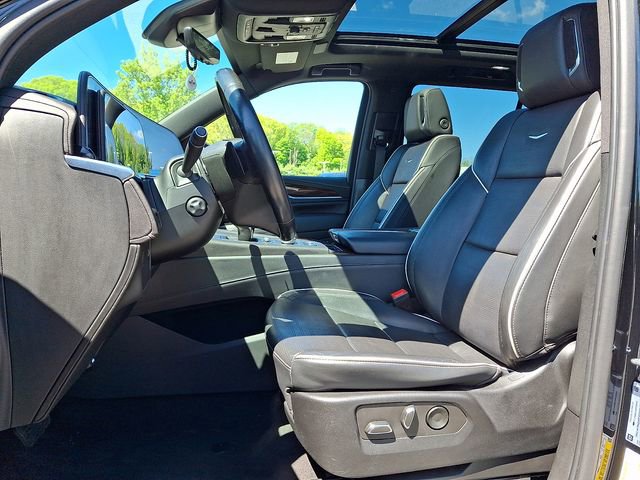 Certified 2022 Cadillac Escalade Premium Luxury AWD/4WD image 13