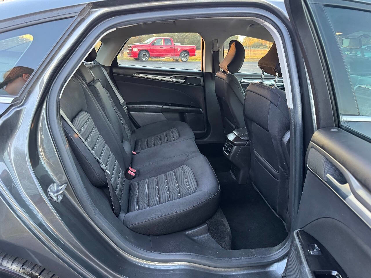 Used 2016 Ford Fusion SE FWD image 12