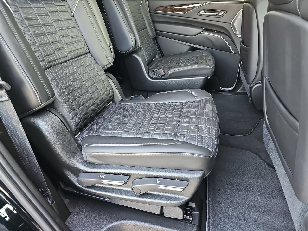 Used 2021 Cadillac Escalade Premium Luxury Platinum AWD/4WD image 15