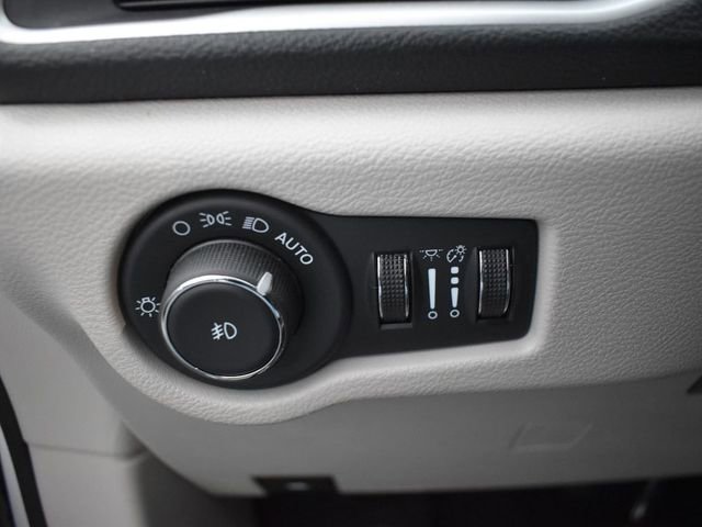 Used 2024 Chrysler Pacifica Select image 15