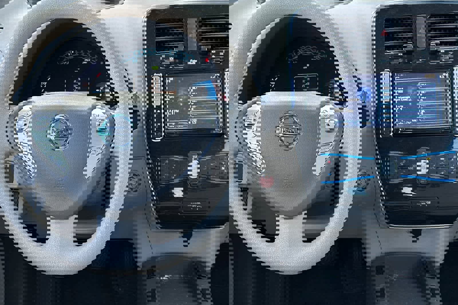 Used 2011 Nissan Leaf w/ Eco Design Pkg image 14