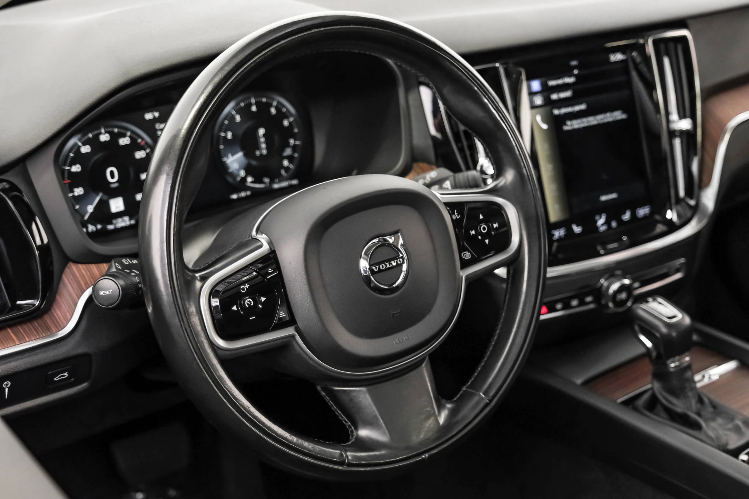 Used 2021 Volvo V60 T5 Momentum w/ Climate Package image 11