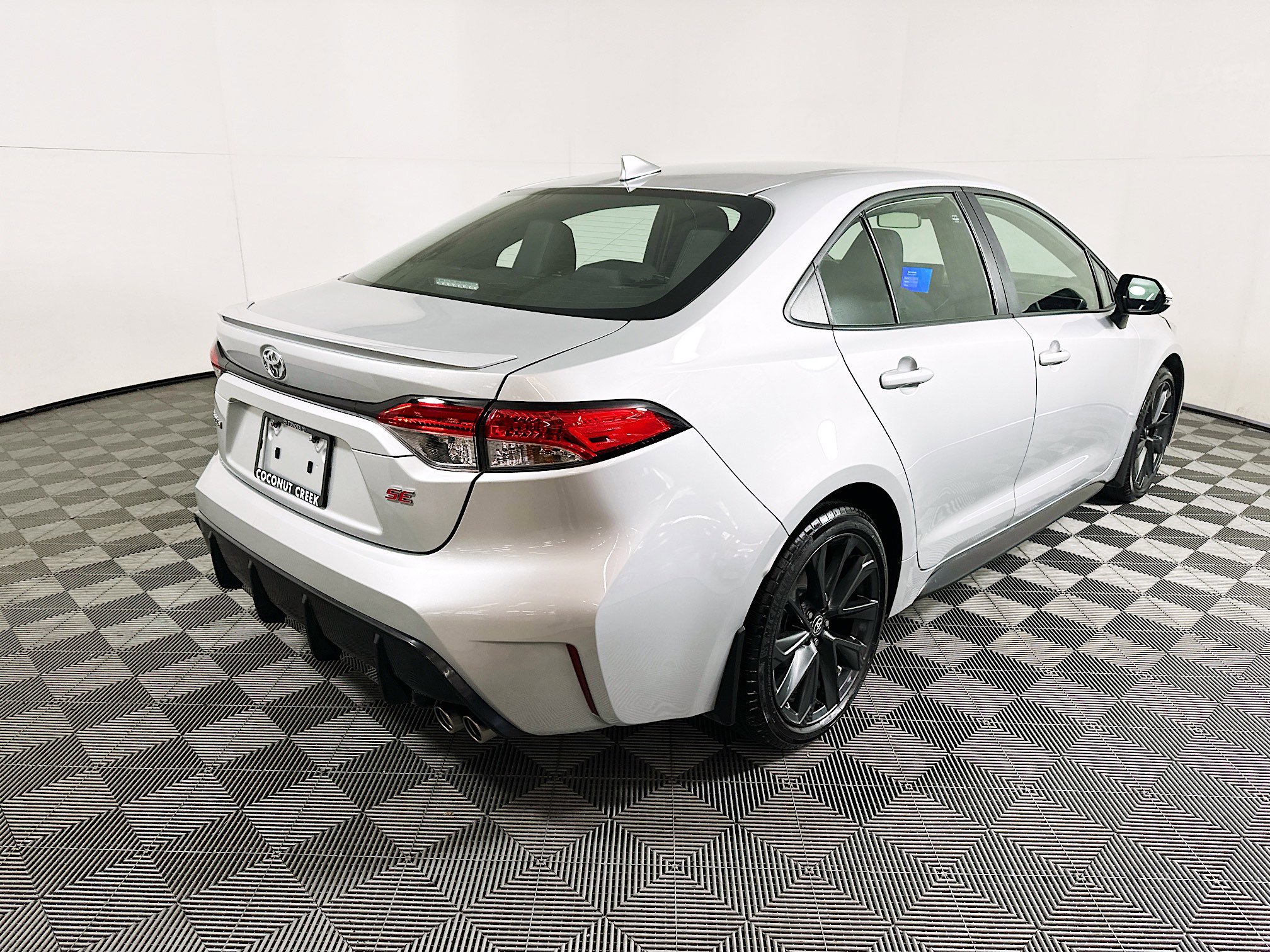 Used 2025 Toyota Corolla SE image 3