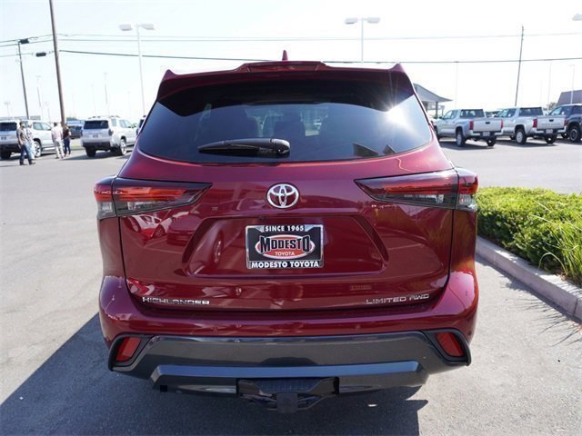 New 2025 Toyota Highlander Limited image 8