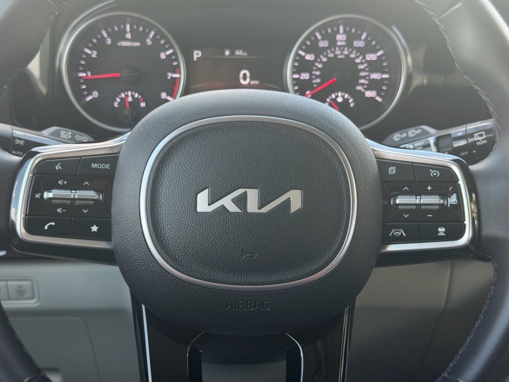 Used 2024 Kia Carnival EX FWD image 13