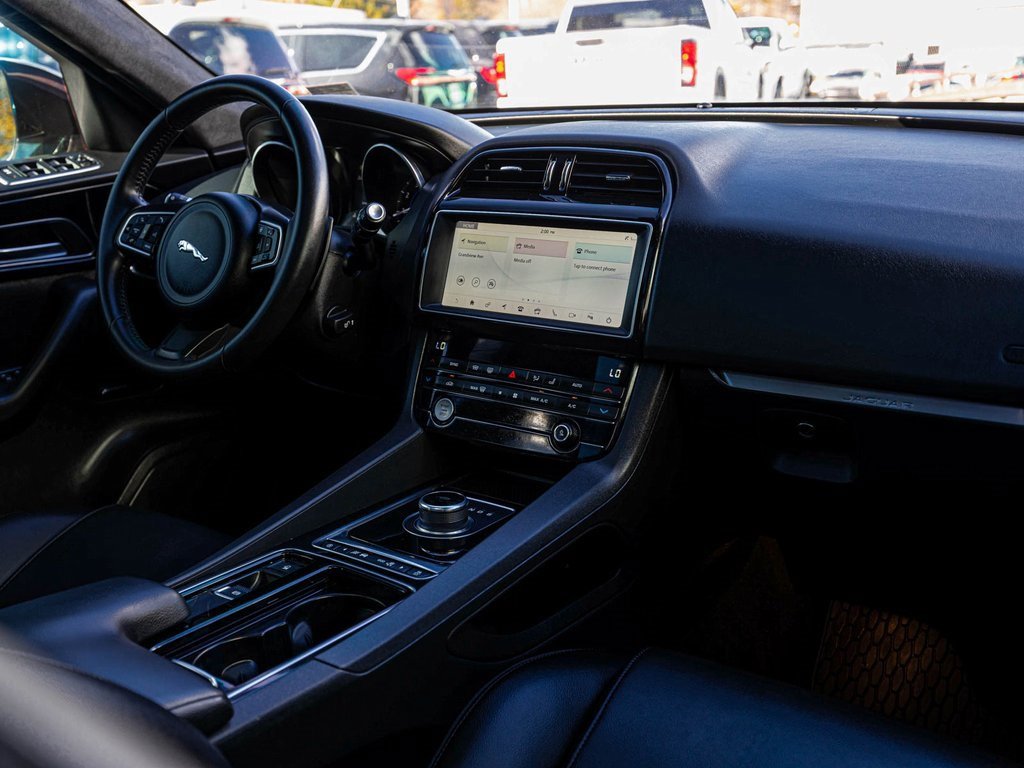 Used 2020 Jaguar F-PACE Premium image 30