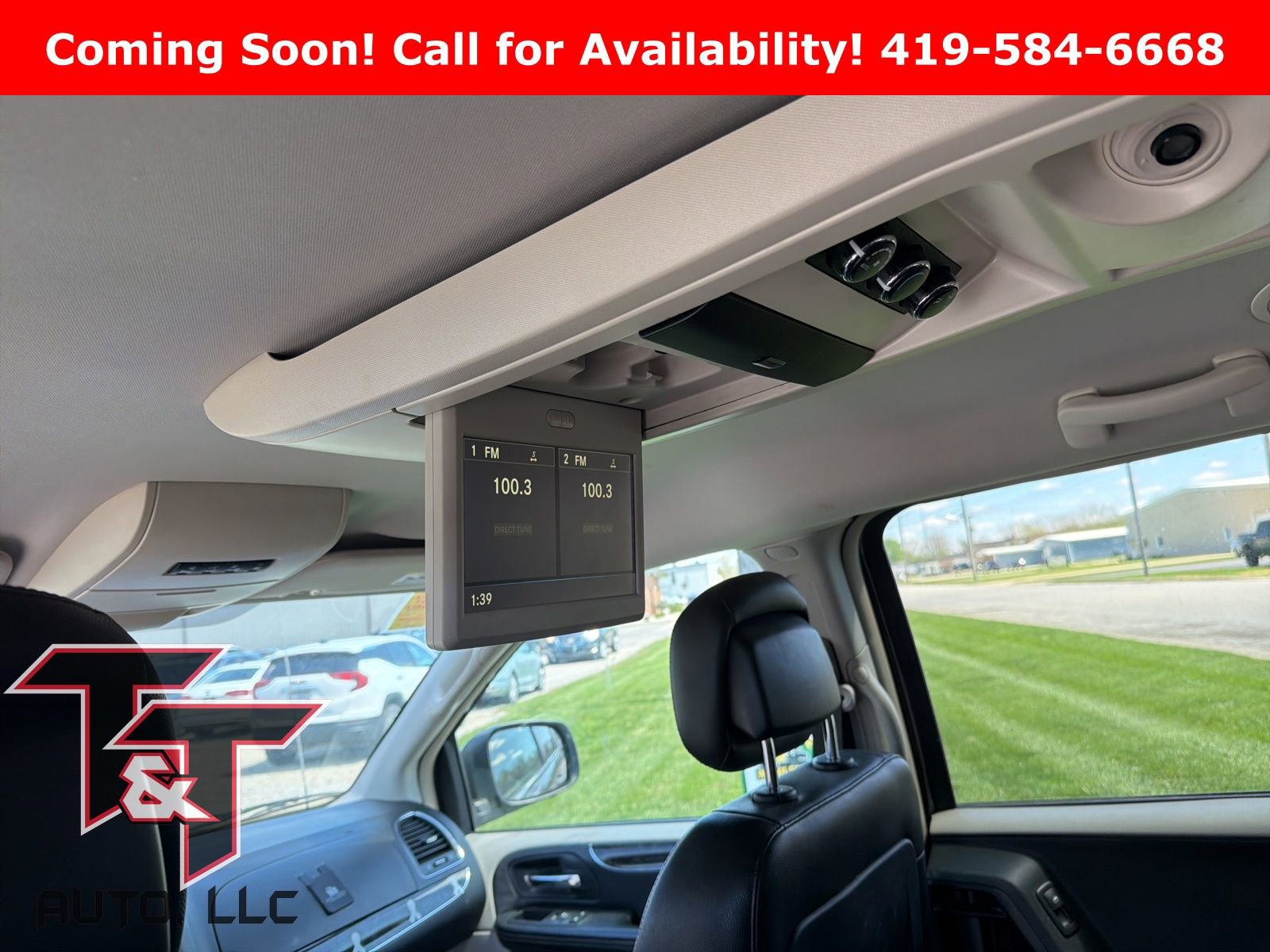Used 2015 Chrysler Town & Country Touring image 9