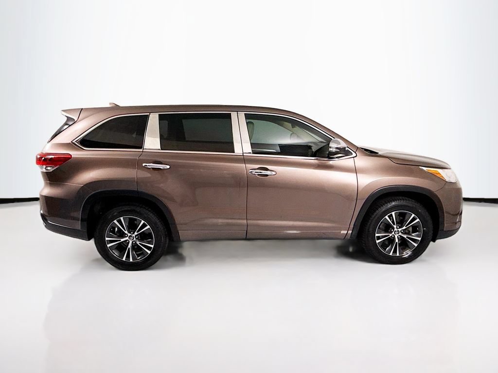 Used 2018 Toyota Highlander Plus FWD image 4