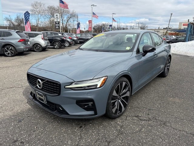 Certified 2022 Volvo S60 B5 Momentum w/ Premium Package image 1