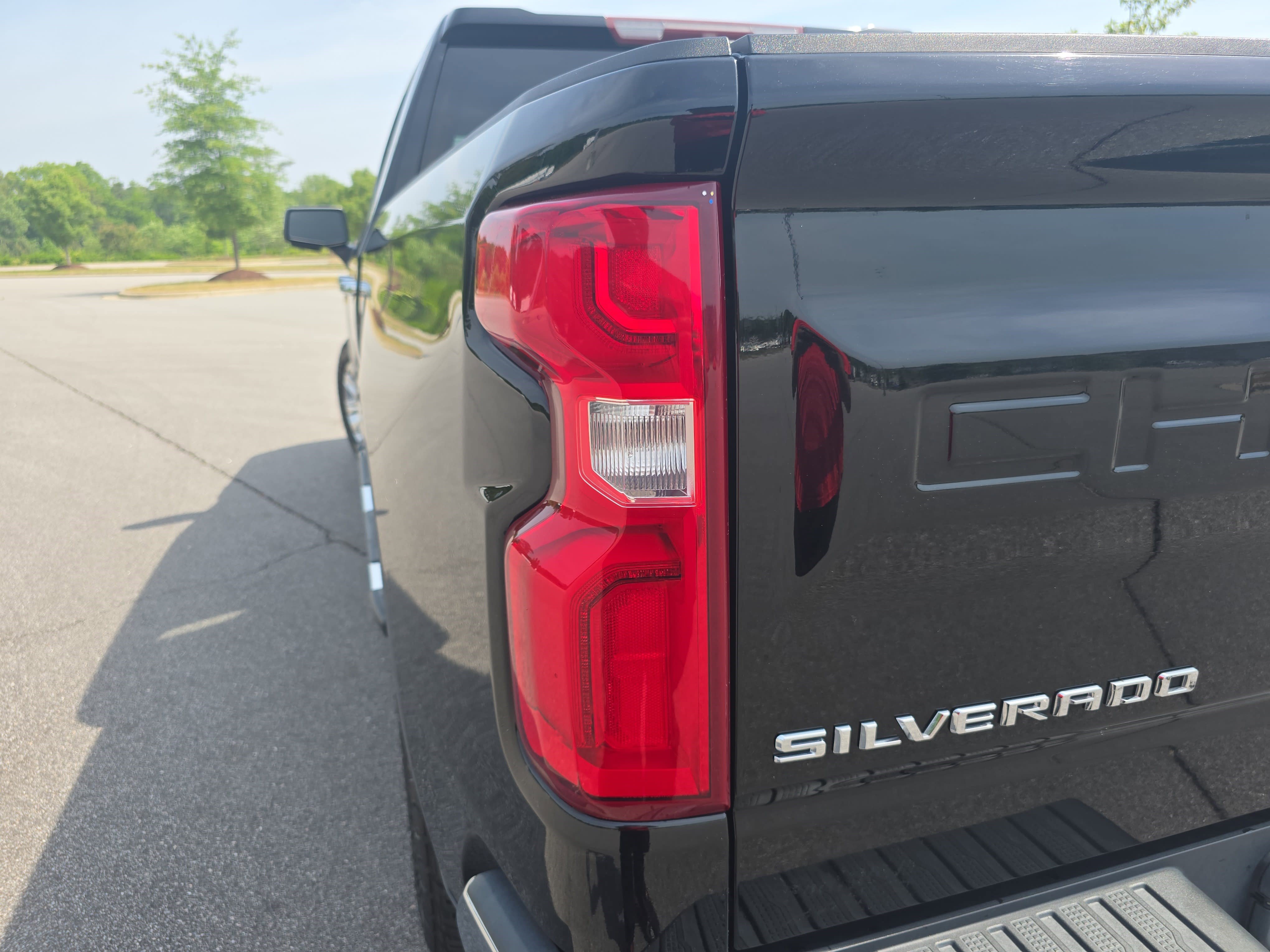 Used 2019 Chevrolet Silverado 1500 LTZ w/ LTZ Plus Package AWD/4WD image 33