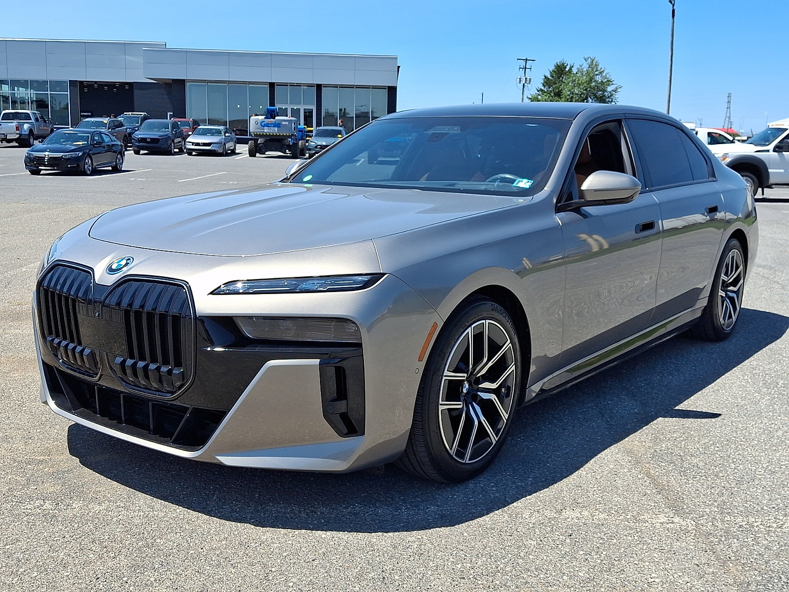 Used 2024 BMW i7 xDrive60 AWD/4WD image 3