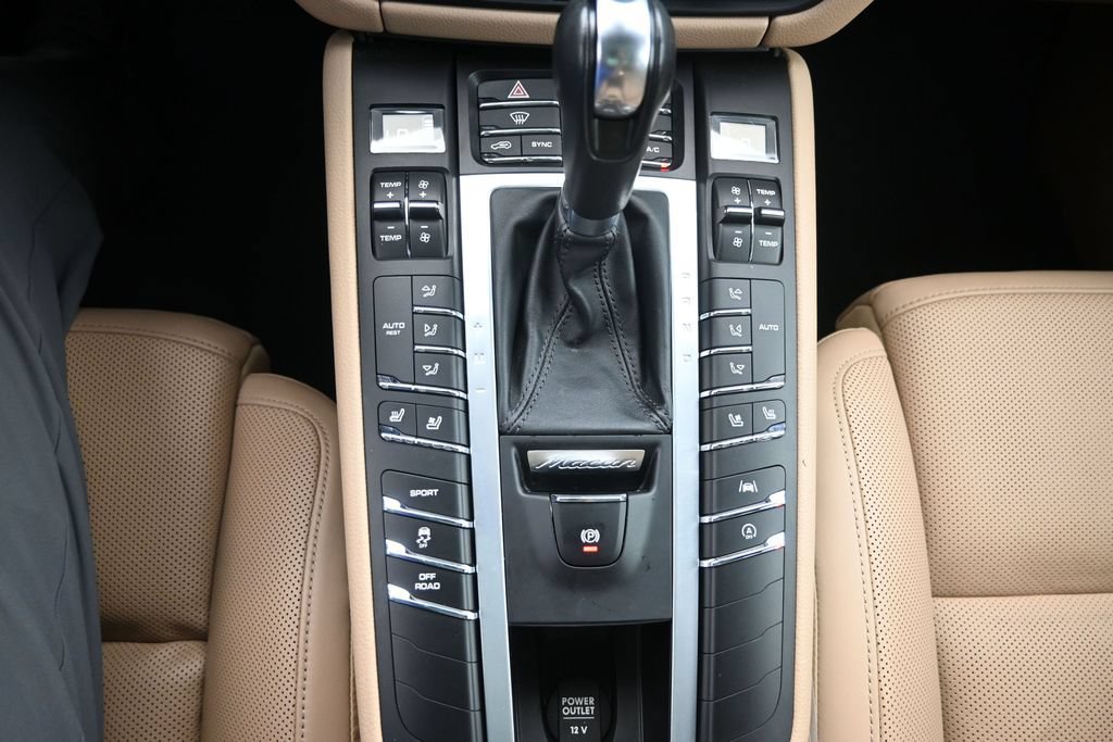 Certified 2021 Porsche Macan AWD/4WD image 17