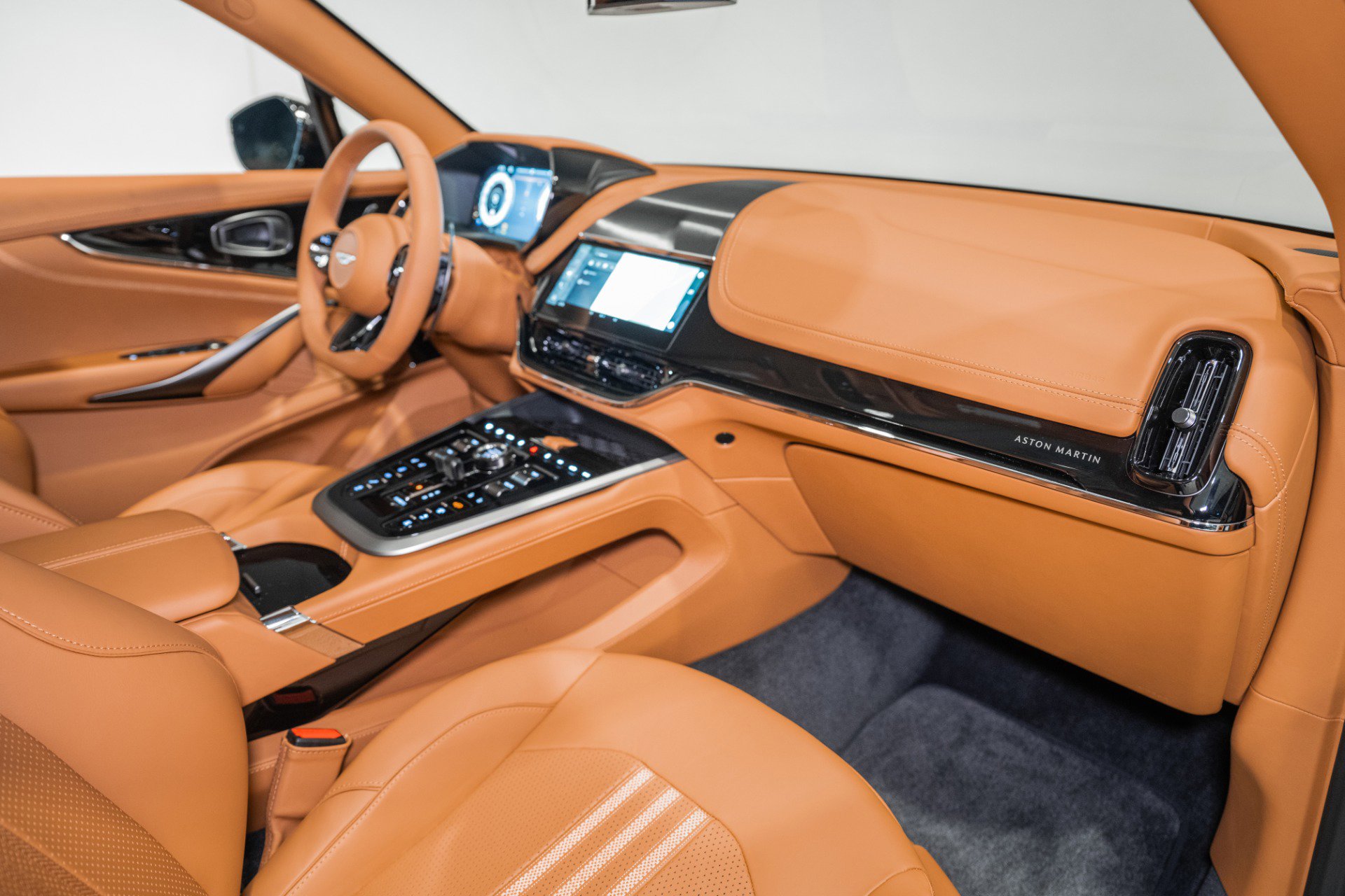 New 2026 Aston Martin DBX 707 image 21