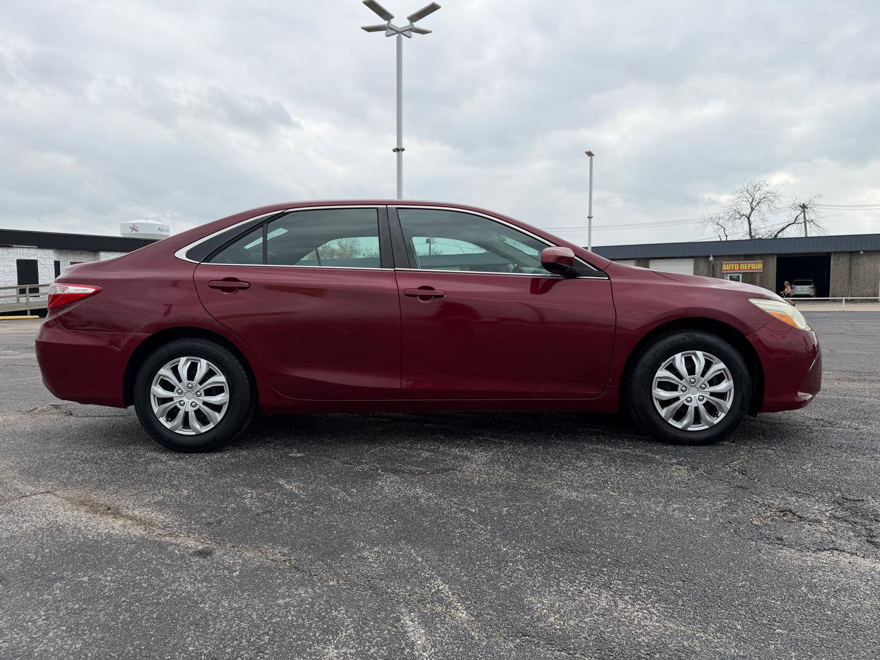 Used 2016 Toyota Camry LE image 4