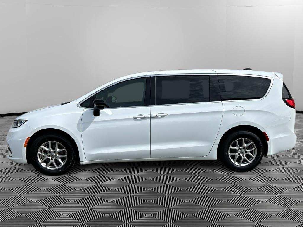 Used 2025 Chrysler Pacifica Select FWD image 7