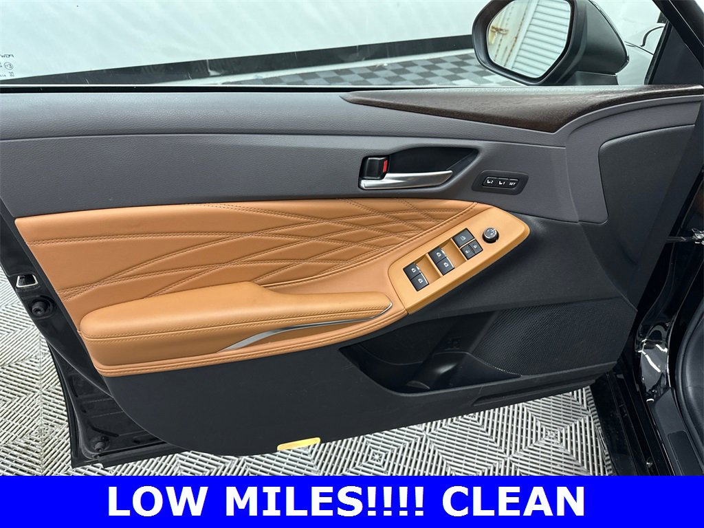 Used 2019 Toyota Avalon Limited image 11