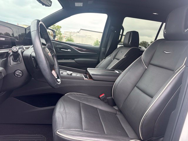 Used 2024 Cadillac Escalade Premium Luxury AWD/4WD image 3