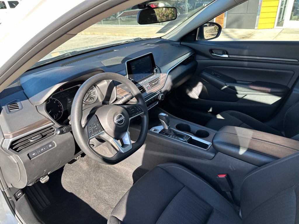 Used 2025 Nissan Altima 2.5 SV FWD image 43