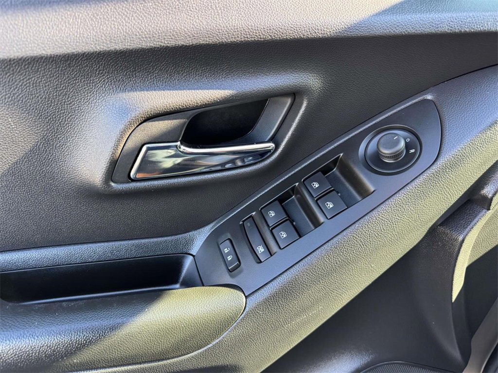 Used 2021 Chevrolet Trax LT w/ LT Convenience Package image 17