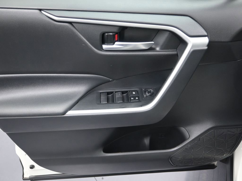 Used 2021 Toyota RAV4 XLE w/ Convenience Package image 10