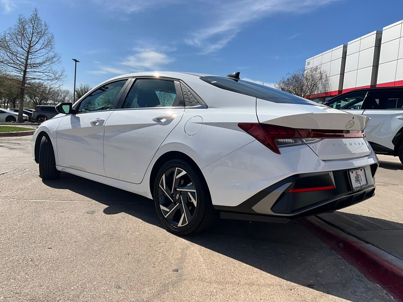 Used 2025 Hyundai Elantra SEL image 8