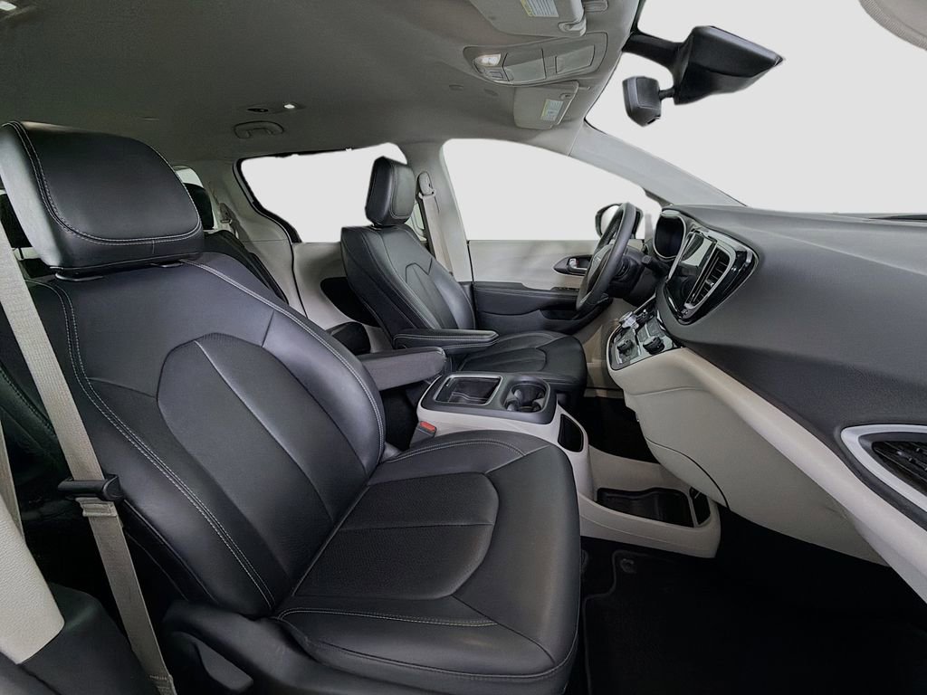 Used 2024 Chrysler Pacifica Touring-L image 32