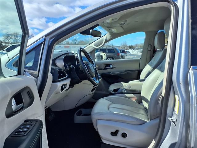 Used 2021 Chrysler Pacifica Touring-L FWD image 13