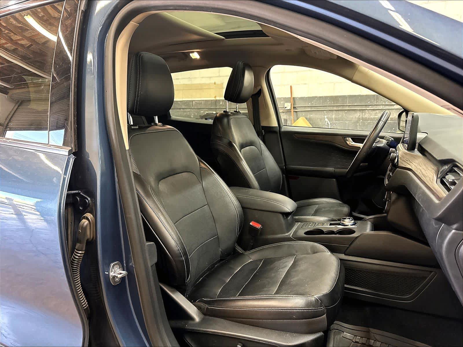 Used 2020 Ford Escape Titanium w/ Titanium Premium Package 2.0 AWD/4WD image 10