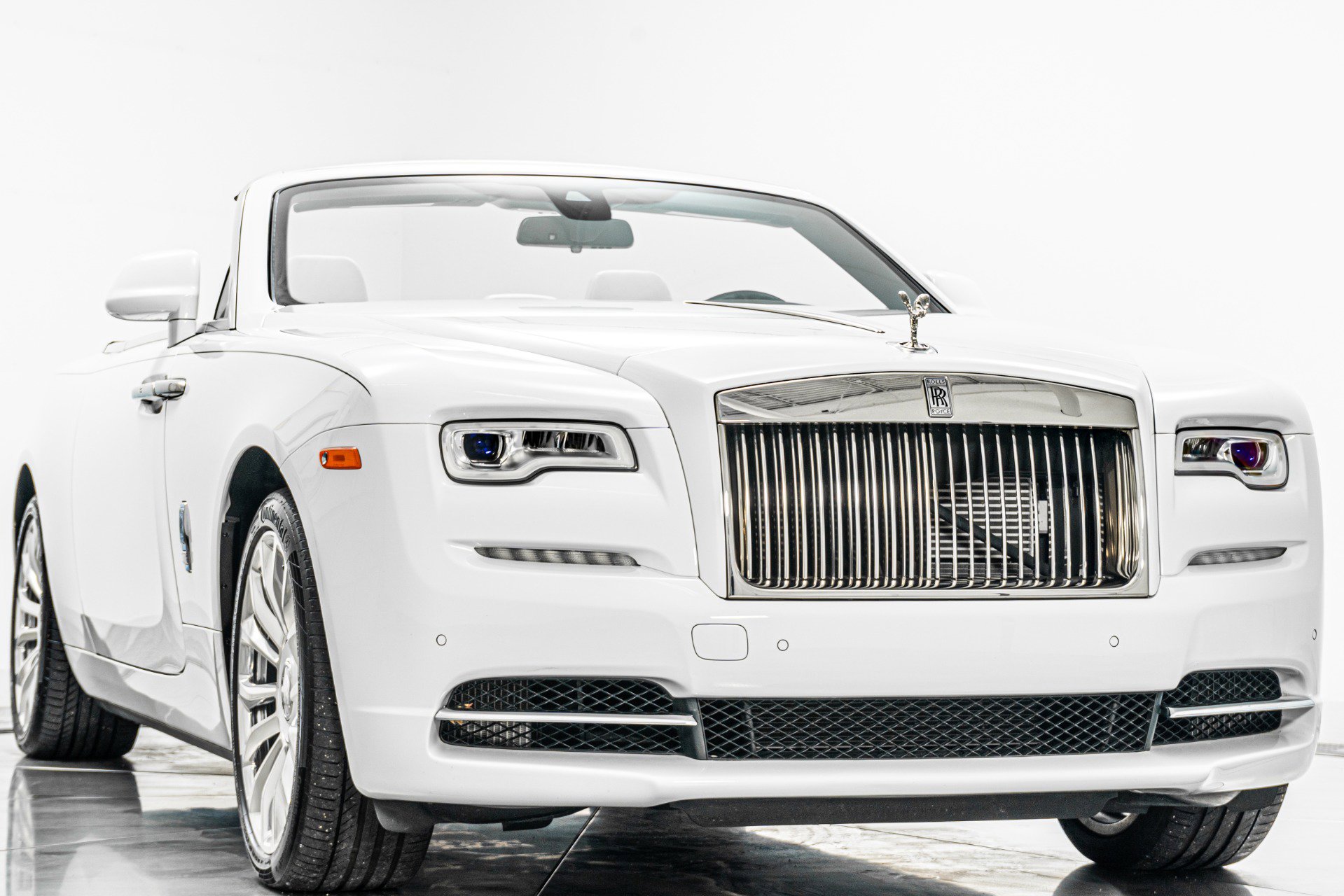 Used 2020 Rolls-Royce Dawn RWD image 3