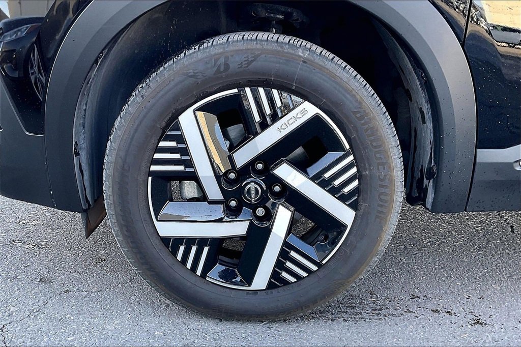 Used 2025 Nissan Kicks SV image 8