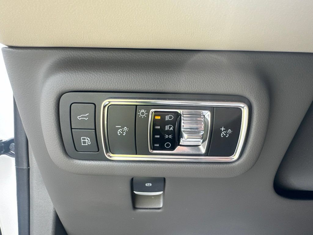 Used 2025 Lincoln Nautilus Premier AWD/4WD image 15