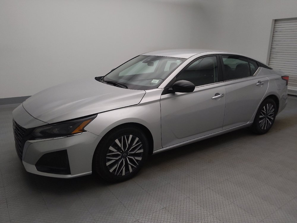 Used 2025 Nissan Altima 2.5 SV FWD image 2