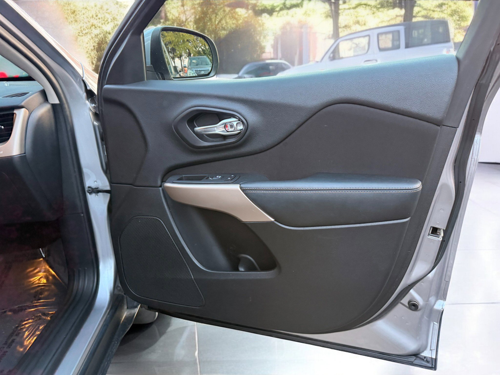 Used 2017 Jeep Cherokee Latitude w/ Cold Weather Group image 18