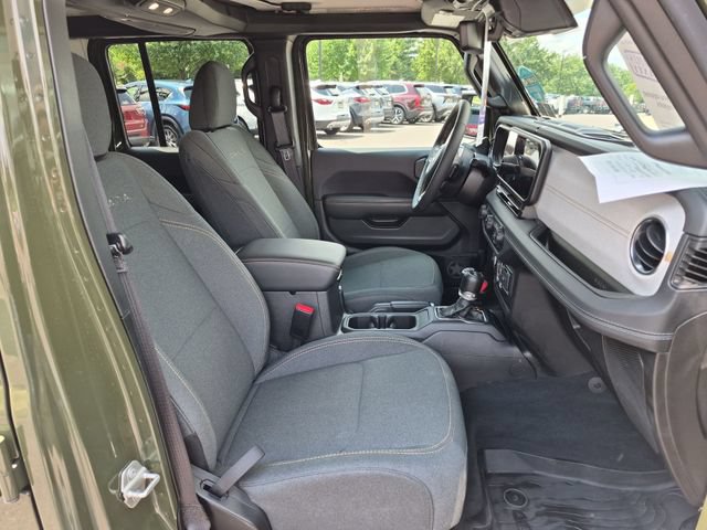 Used 2024 Jeep Wrangler Unlimited Sahara w/ Technology Group AWD/4WD image 30