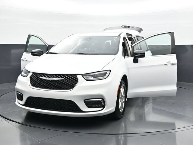 Used 2024 Chrysler Pacifica Touring-L FWD image 48