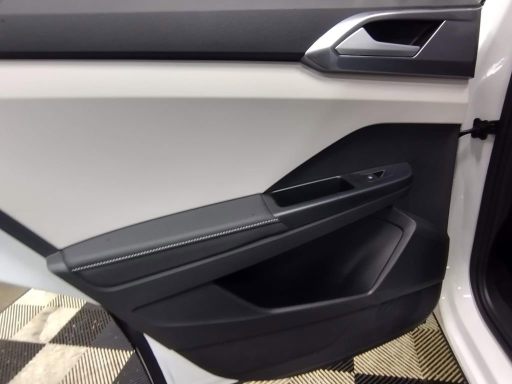 New 2025 Volkswagen Taos SEL image 22