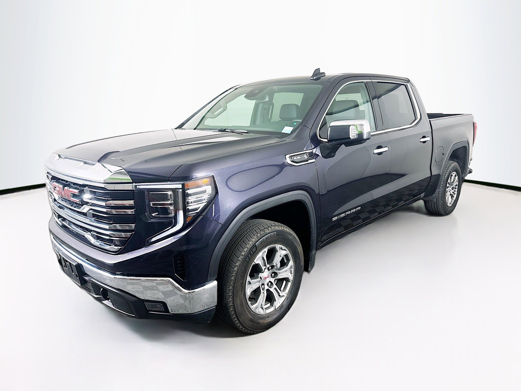 Used 2025 GMC Sierra 1500 SLT image 3