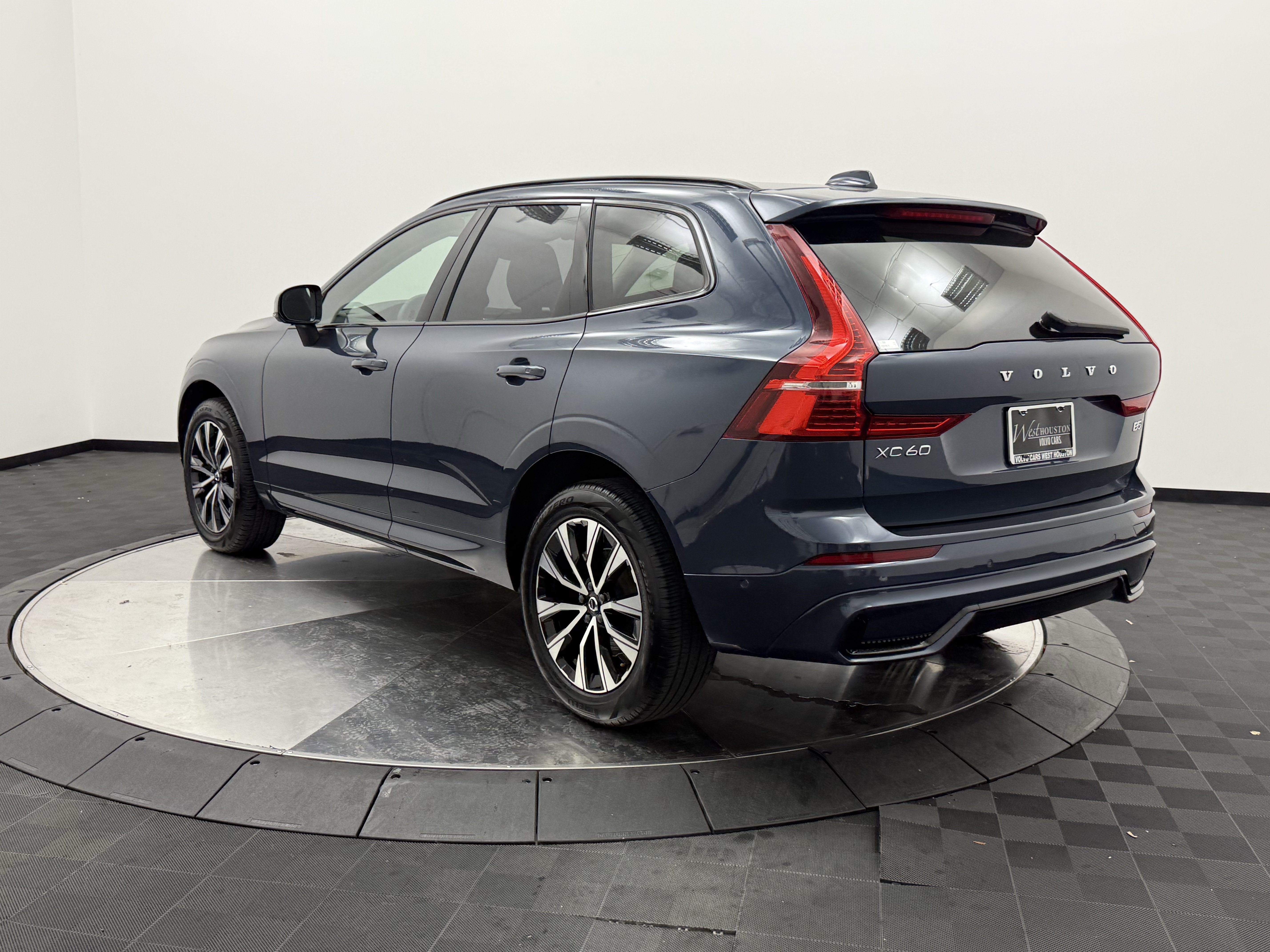 Certified 2025 Volvo XC60 B5 Plus AWD/4WD image 10