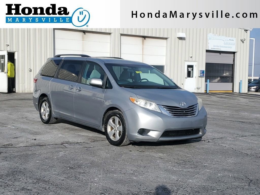 Used 2015 Toyota Sienna LE image 1
