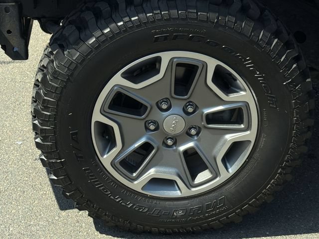 Used 2015 Jeep Wrangler Unlimited Rubicon w/ Connectivity Group AWD/4WD image 17