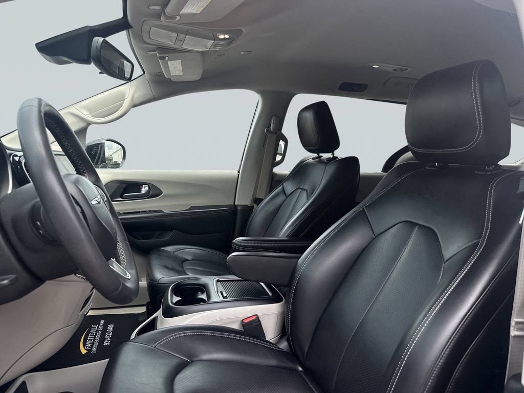 Used 2024 Chrysler Pacifica Touring-L FWD image 27