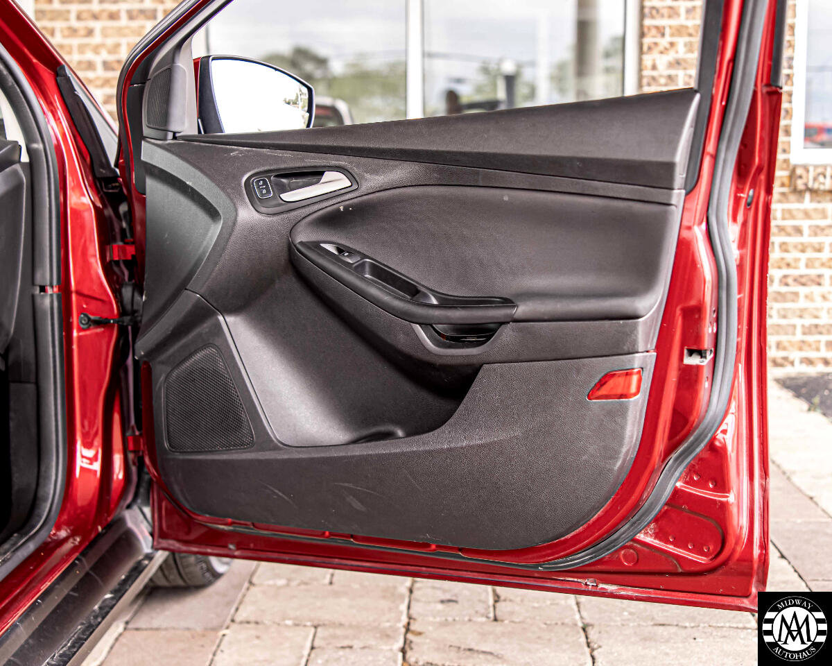 Used 2017 Ford Focus SE image 40