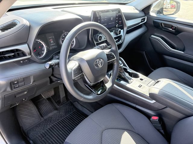 Used 2021 Toyota Highlander LE FWD image 7