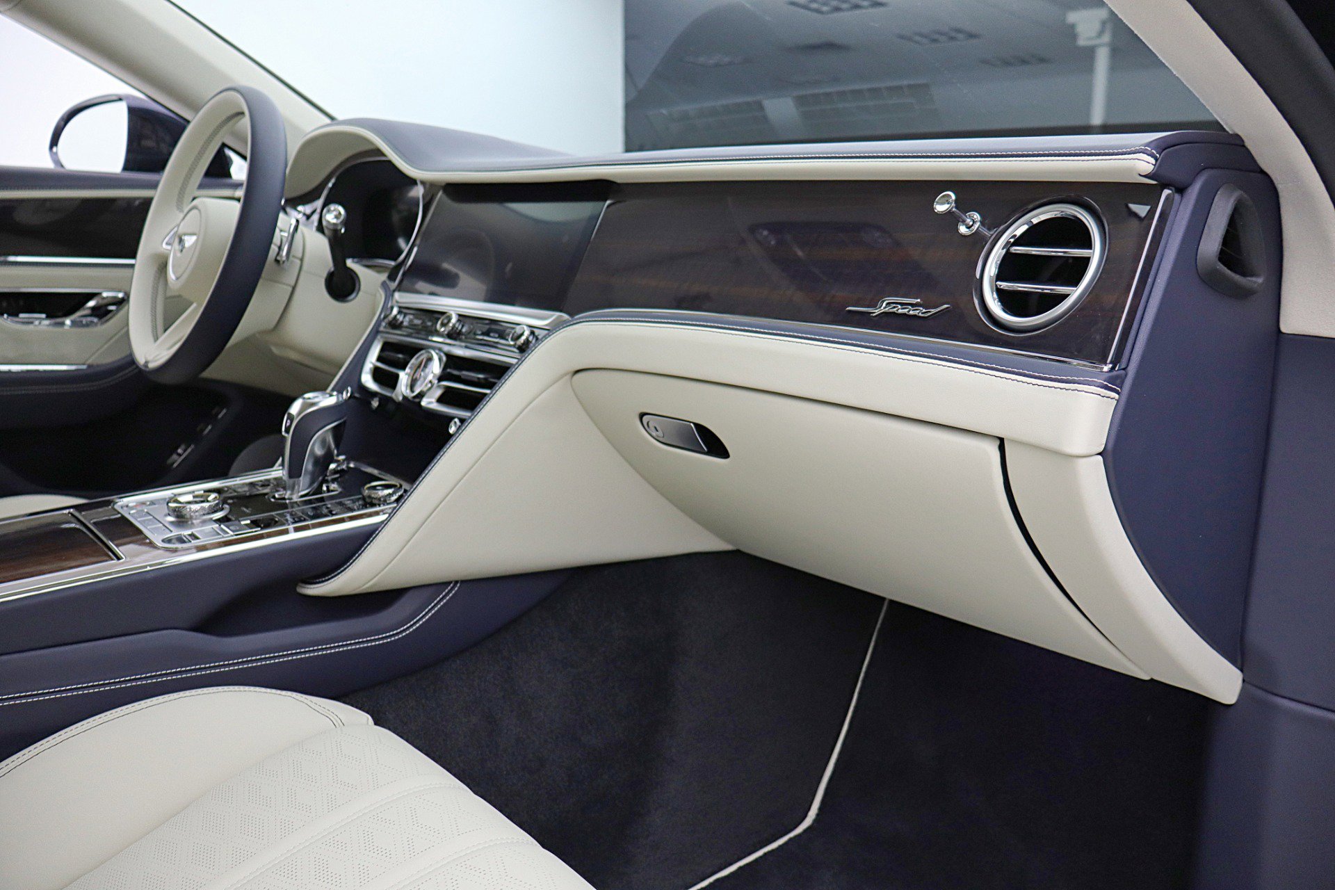 Used 2025 Bentley Flying Spur Plug-In Hybrid image 35